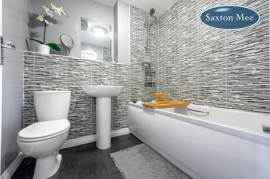 Bathroom 2 9121.jpg