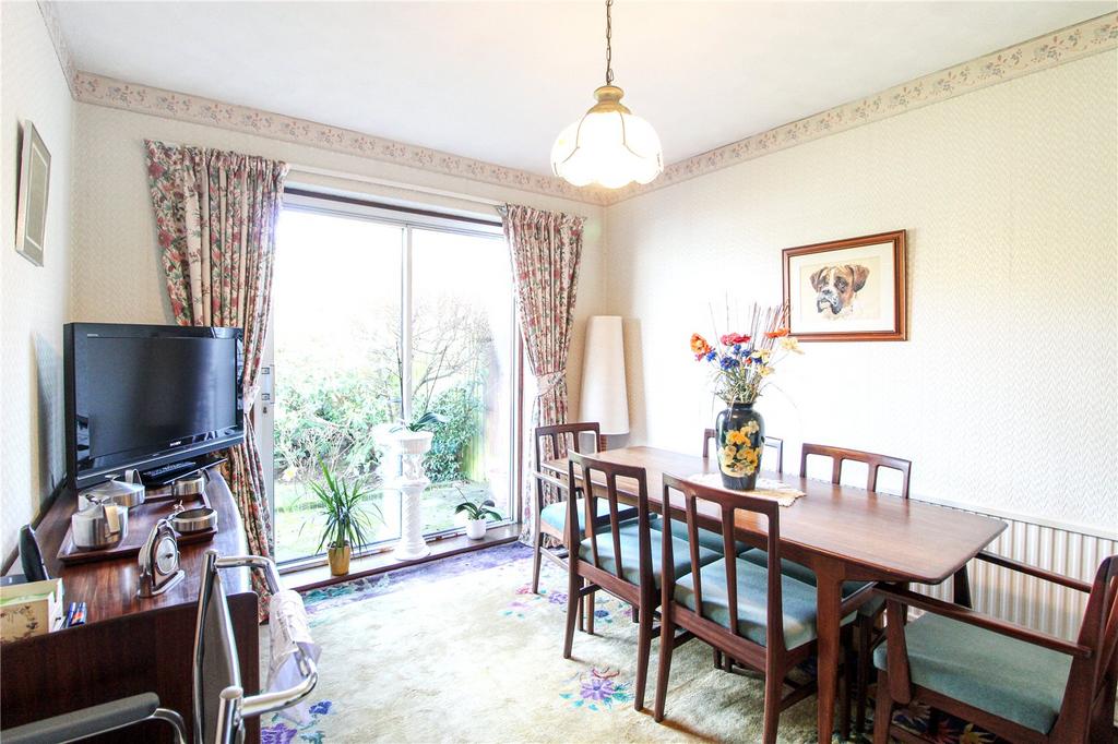 Woodside, LeighonSea, Essex, SS9 2 bed bungalow for sale £425,000