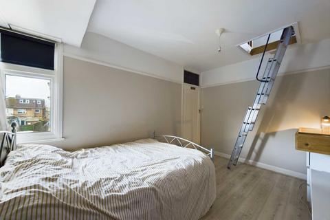 16 Heath Close, Hemel Hempstead, HP1 1TU