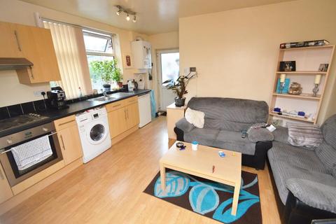 2 bedroom flat to rent, Birchfields Road, Manchester M13