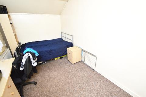 2 bedroom flat to rent, Birchfields Road, Manchester M13