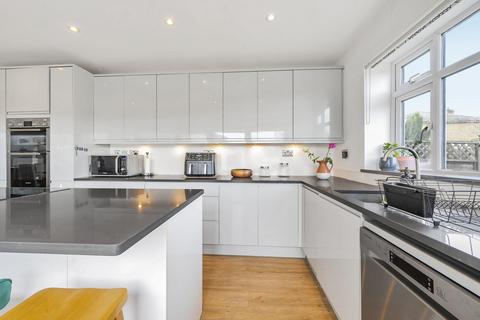38 Shepherds Lane, Guildford, GU2 9SL