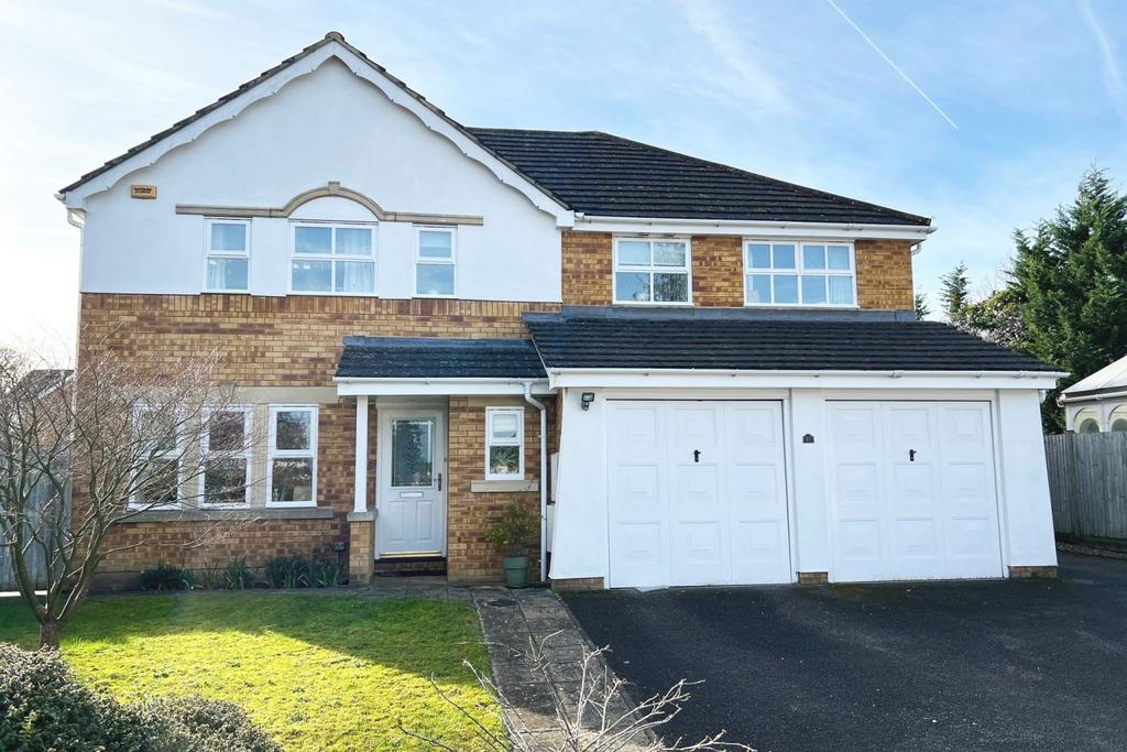 Egham Hill, Egham, Surrey, TW20 5 bed detached house for sale £785,000
