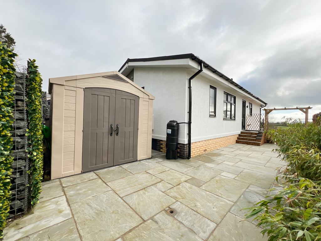 42 Castle Lake - garden (2)