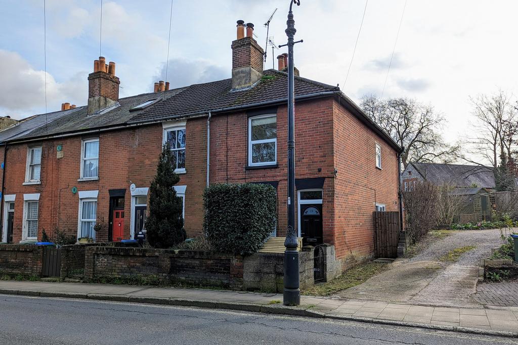 WICKHAM ROAD, FAREHAM 2 bed end of terrace house for sale £295,000