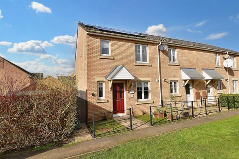 3 bedroom townhouse for sale, Lapwing Close, Corby NN18
