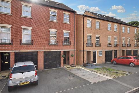 4 bedroom townhouse for sale, Thwaite Close, Corby NN18