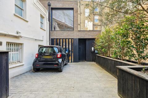 3 bedroom detached house to rent, Southwick Yard, W2