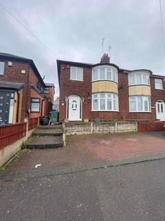 3 bedroom semi-detached house to rent, West Bromwich, B70