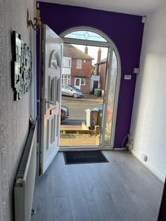 3 bedroom semi-detached house to rent, West Bromwich, B70