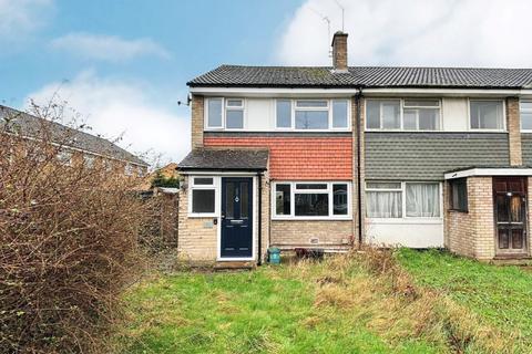 3 bedroom end of terrace house for sale - 45 West Close, Ashford, Middlesex, TW15 3LN