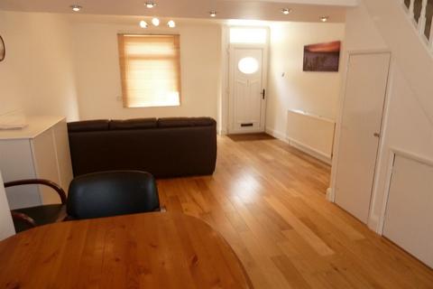 3 bedroom terraced house to rent, Sherman Road, Reading, RG1