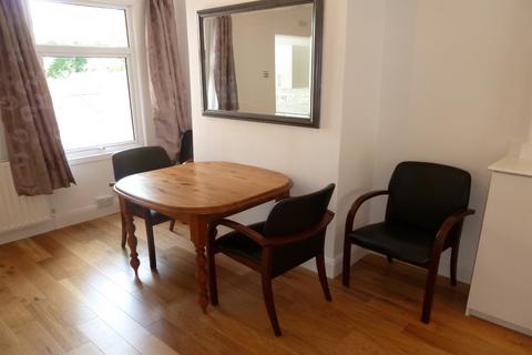 3 bedroom terraced house to rent, Sherman Road, Reading, RG1