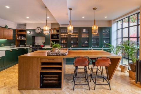 3 Holmbury View, London, E5 9EG