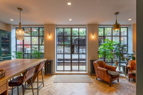 3 Holmbury View, London, E5 9EG