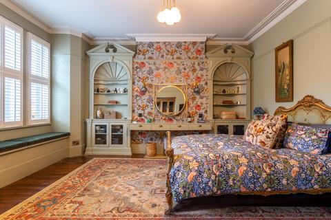 3 Holmbury View, London, E5 9EG