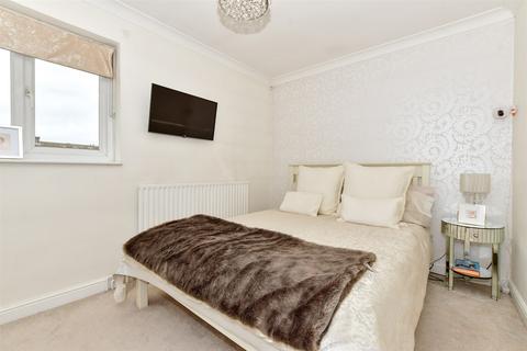 56 Cobsdene, Gravesend, DA12 5JB