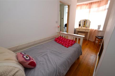 2 bedroom semi-detached house for sale - Jubilee Avenue, Romford, RM7
