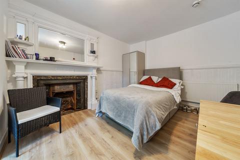 Studio to rent, 58 Prince's Square, London W2