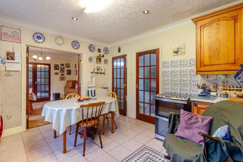 32 Castle Oak, Usk, NP15 1SG