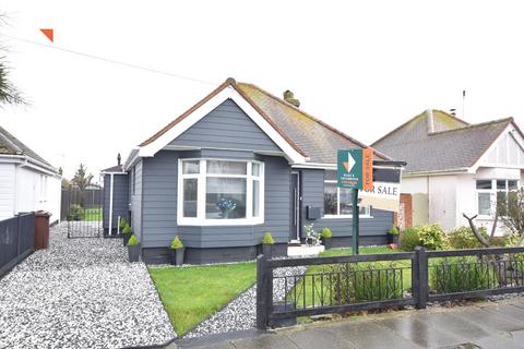 2 bedroom detached bungalow for sale - Kenilworth Road, Holland-on-Sea