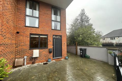 4 bedroom terraced house to rent - Canalside Mews, Woking, Surrey, GU21