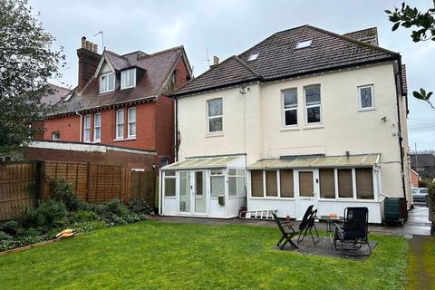 Studio to rent, Ground floor studio flat with shared garden, available now!