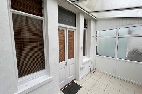 Studio to rent, Ground floor studio flat with shared garden, available now!