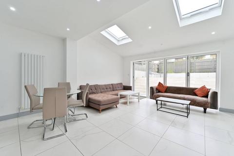 24 Henty Walk, London, SW15 5AG
