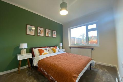 2 bedroom bungalow to rent, Chestnut Avenue, Leicester, LE2 5JG