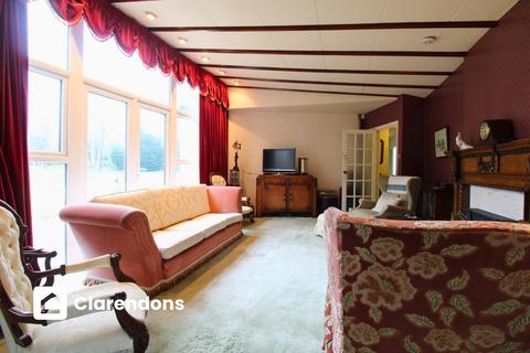 4 bedroom detached bungalow to rent - Birch Lane, Purley CR8