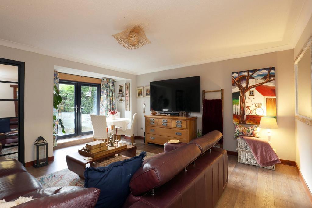 41 Overton Crescent, Denny, FK6 5BA 3 bed ground floor flat for sale