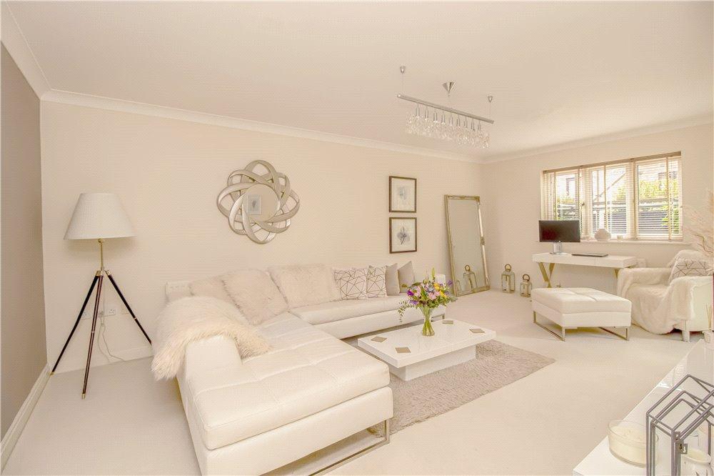 Ferndown, Dorset, BH22 2 bed flat for sale £300,000