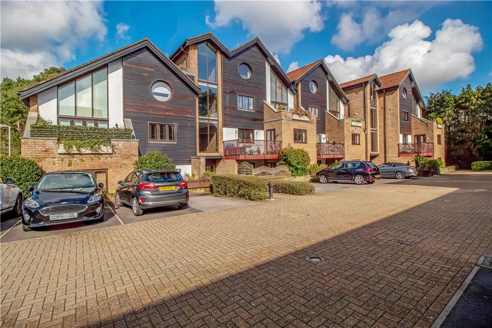 Ferndown, Dorset, BH22 2 bed flat for sale £300,000