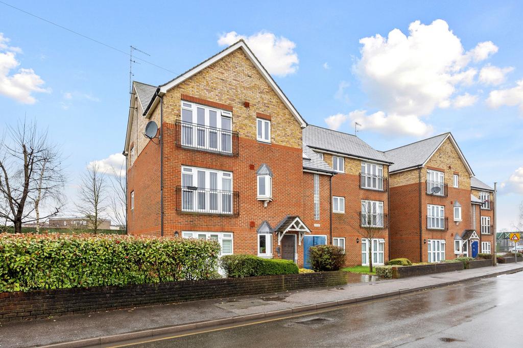 Station Approach, Horley RH6 2 bed apartment for sale £240,000