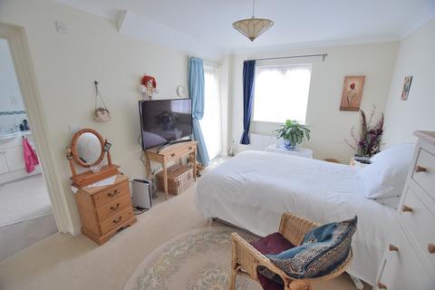 2 bedroom ground floor flat for sale, Whitefield Road, New Milton, Hampshire. BH25 6DE