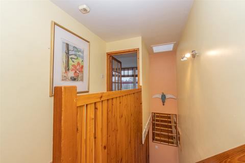 8s Fair A Far, Edinburgh, EH4 6QE