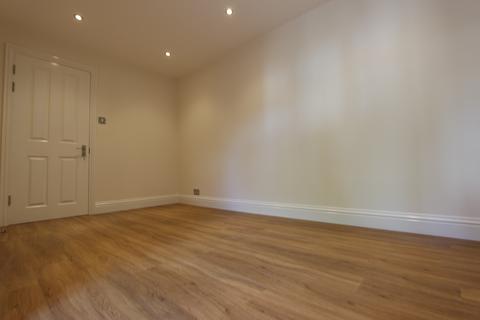 2 bedroom flat to rent - Chase Side, London N14