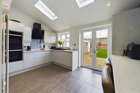 16 Beech Avenue, Stretton, Burton-on-trent, DE13 0DT