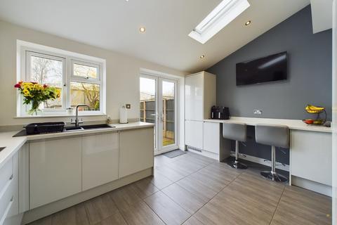 16 Beech Avenue, Stretton, Burton-on-trent, DE13 0DT