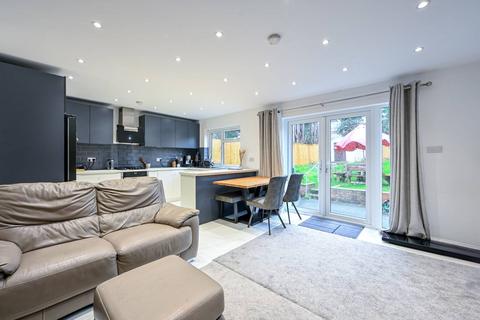 2 bedroom bungalow to rent, Brinkley Road, Worcester Park, KT4