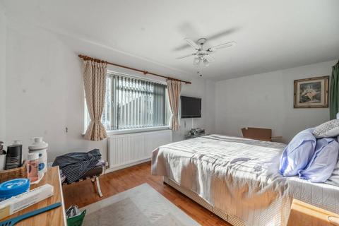 3 bedroom flat for sale, September Way, Stanmore, HA7