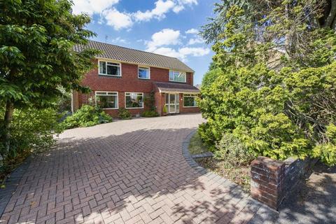 4 bedroom detached house to rent, Beacon Close, Uxbridge UB8