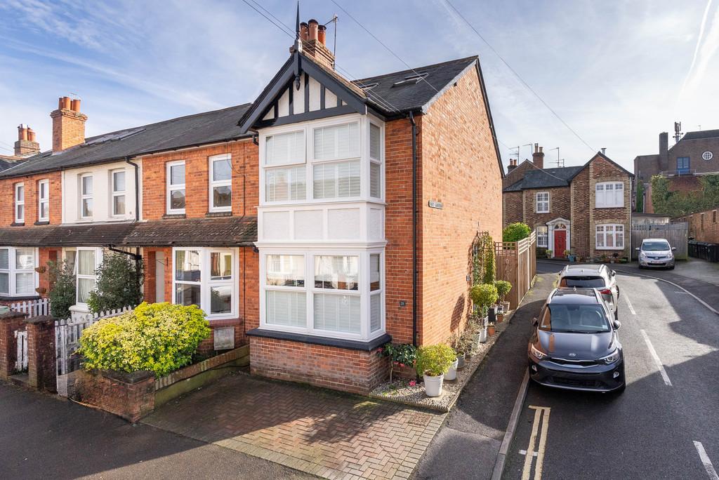 Hart Road, Dorking 3 bed semidetached house for sale £650,000