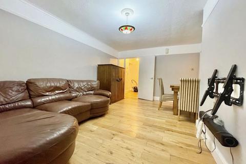 3 bedroom apartment to rent, Alexandra Park Road, N22