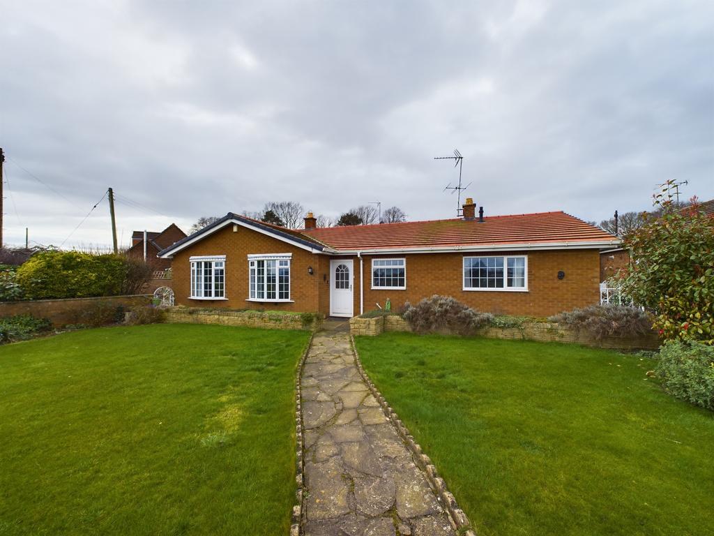 Elmfield Drive, Brandesburton, YO25 3 bed detached bungalow £1,100