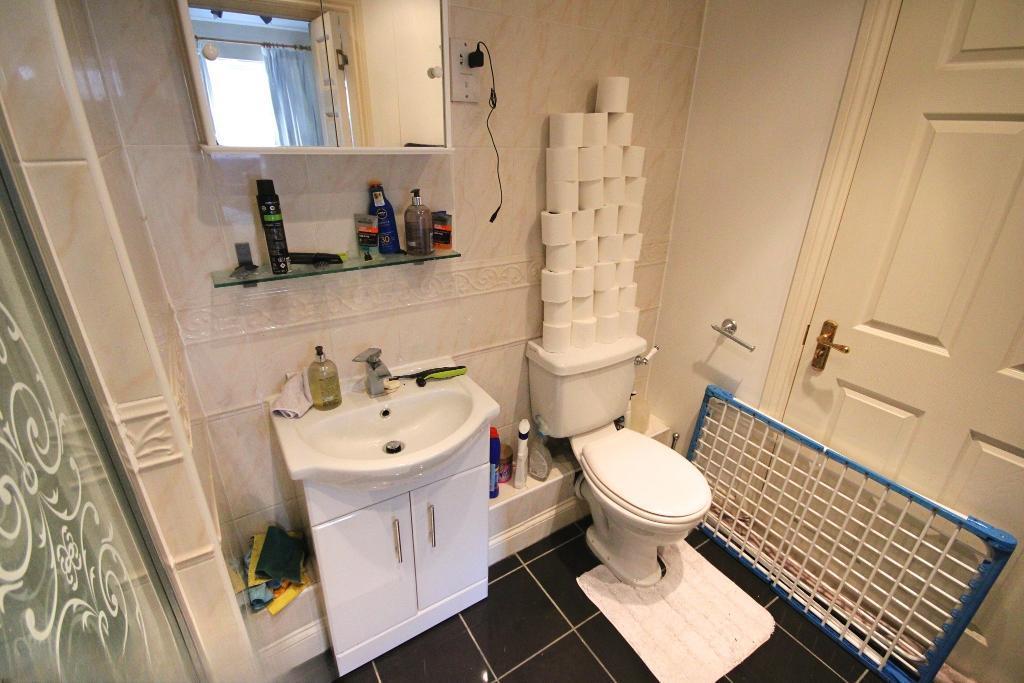 En-suite bathroom 1