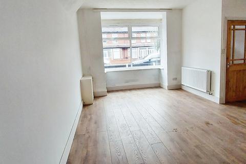 3 bedroom end of terrace house to rent - Littleton Road, Salford