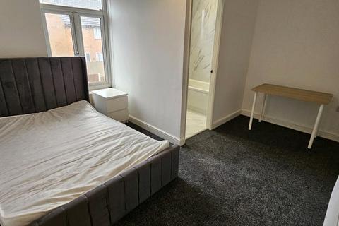 3 bedroom terraced house to rent, Brindley Street( 3 En suite rooms), Swinton M27