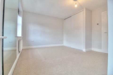 2 bedroom semi-detached house to rent, Bishops Park Road, Gateshead NE8